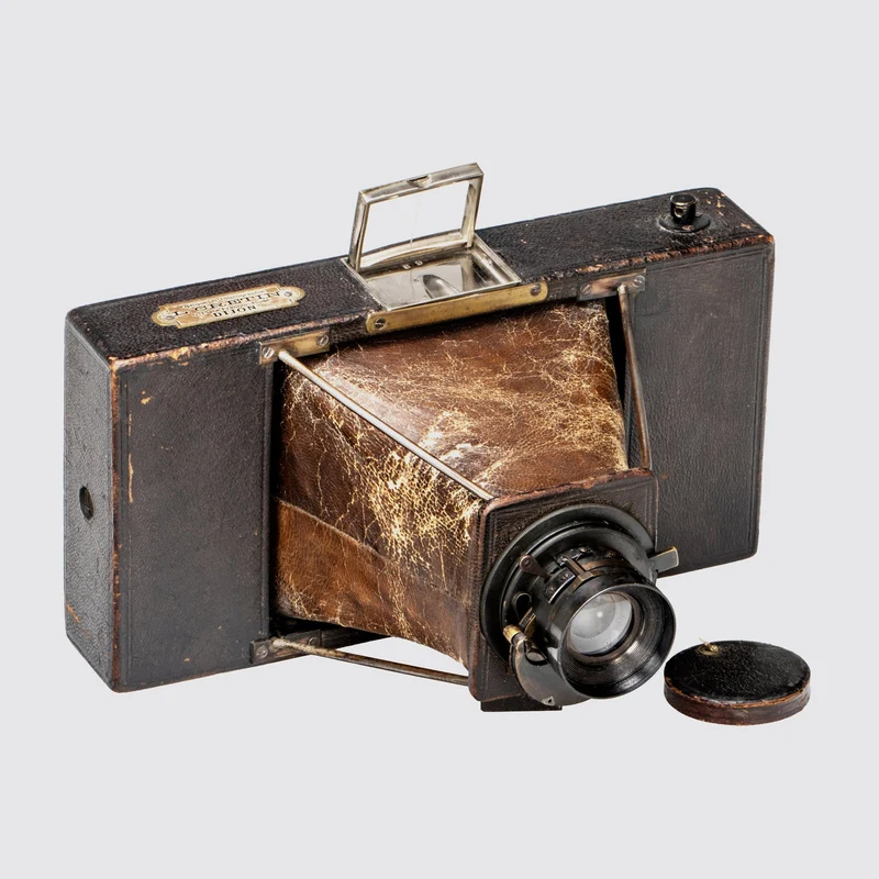 Folding-Strut Rollfilm-Camera