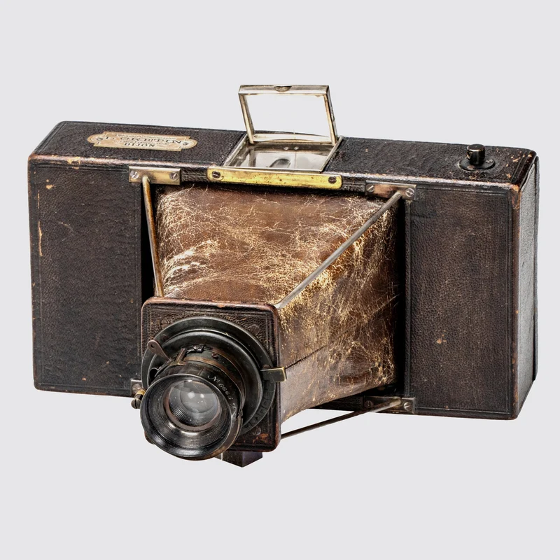 Folding-Strut Rollfilm-Camera