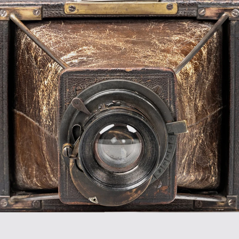 Folding-Strut Rollfilm-Camera