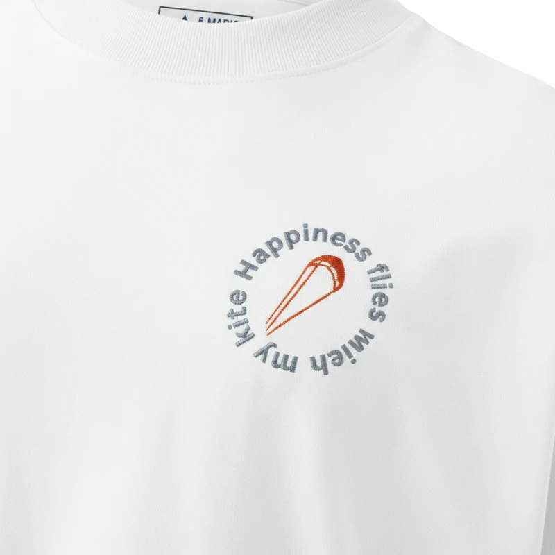 Happy Kite – Oversized Bio-T-Shirt mit Stickerei | Unisex | Breiter Kragen