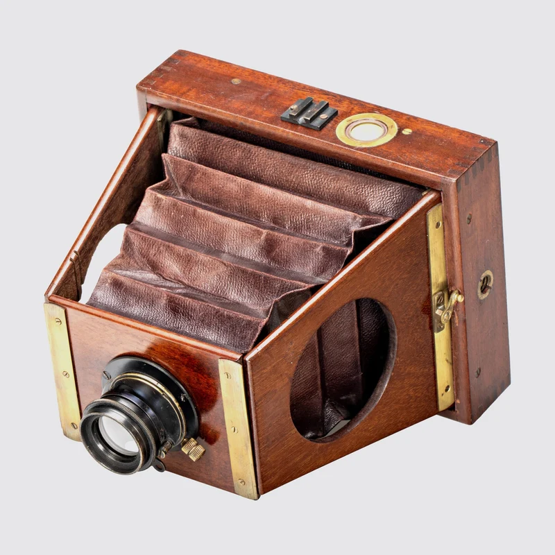Folding Strut Camera