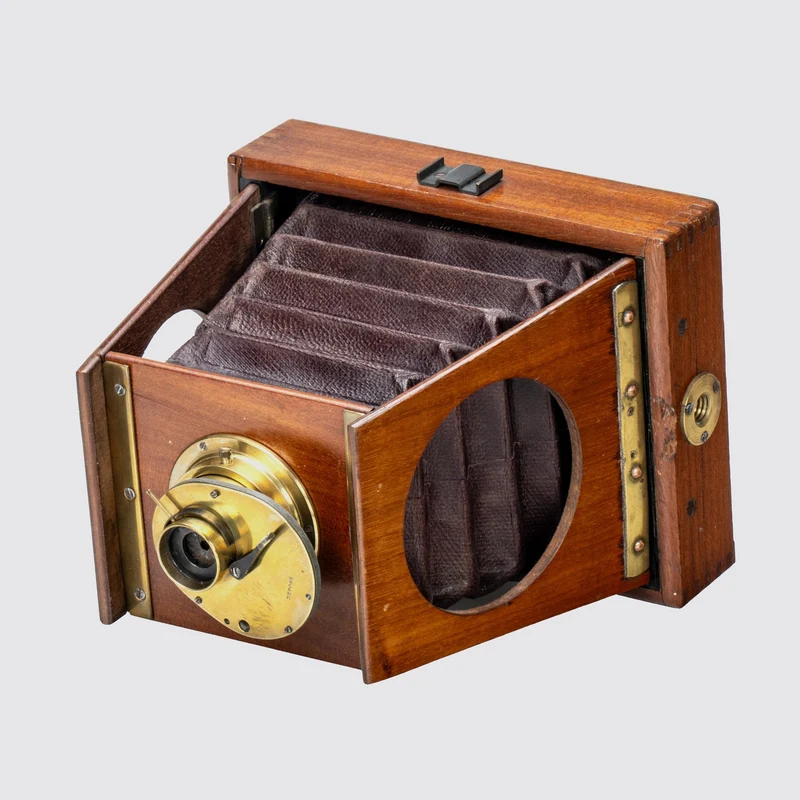 Folding Strut Camera