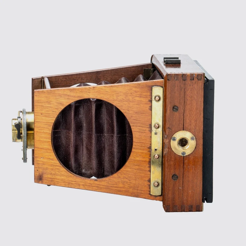 Folding Strut Camera