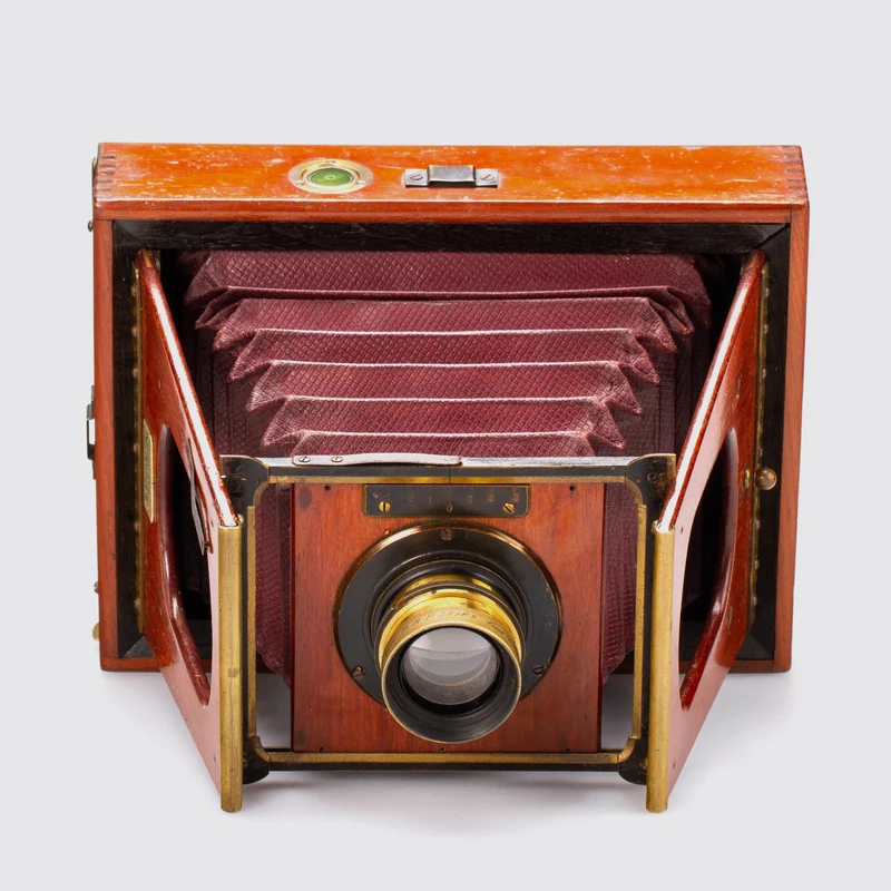 Strut Folding Tropical Camera
