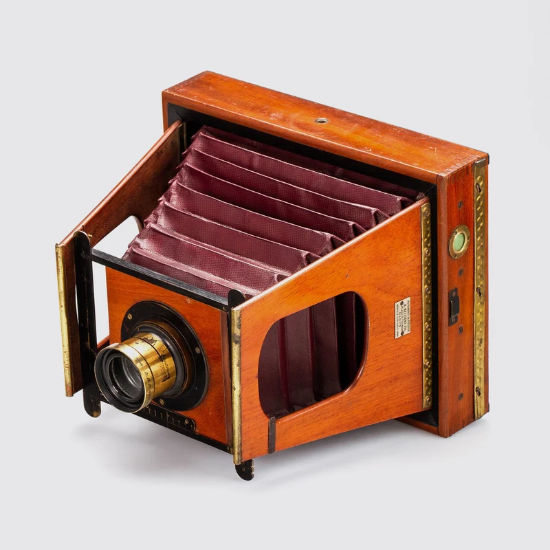 Folding Strut Camera