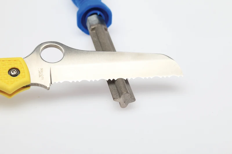 Gezackter Diamant Schärfstahl mit Griff